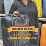 dame som jobber i butikk demonstrerer en Samsonite Ecodiver trillekoffert som er en kombinert koffert og sekk. I bakgrunnen er det kofferter i ulike farger og fasonger i hyller.