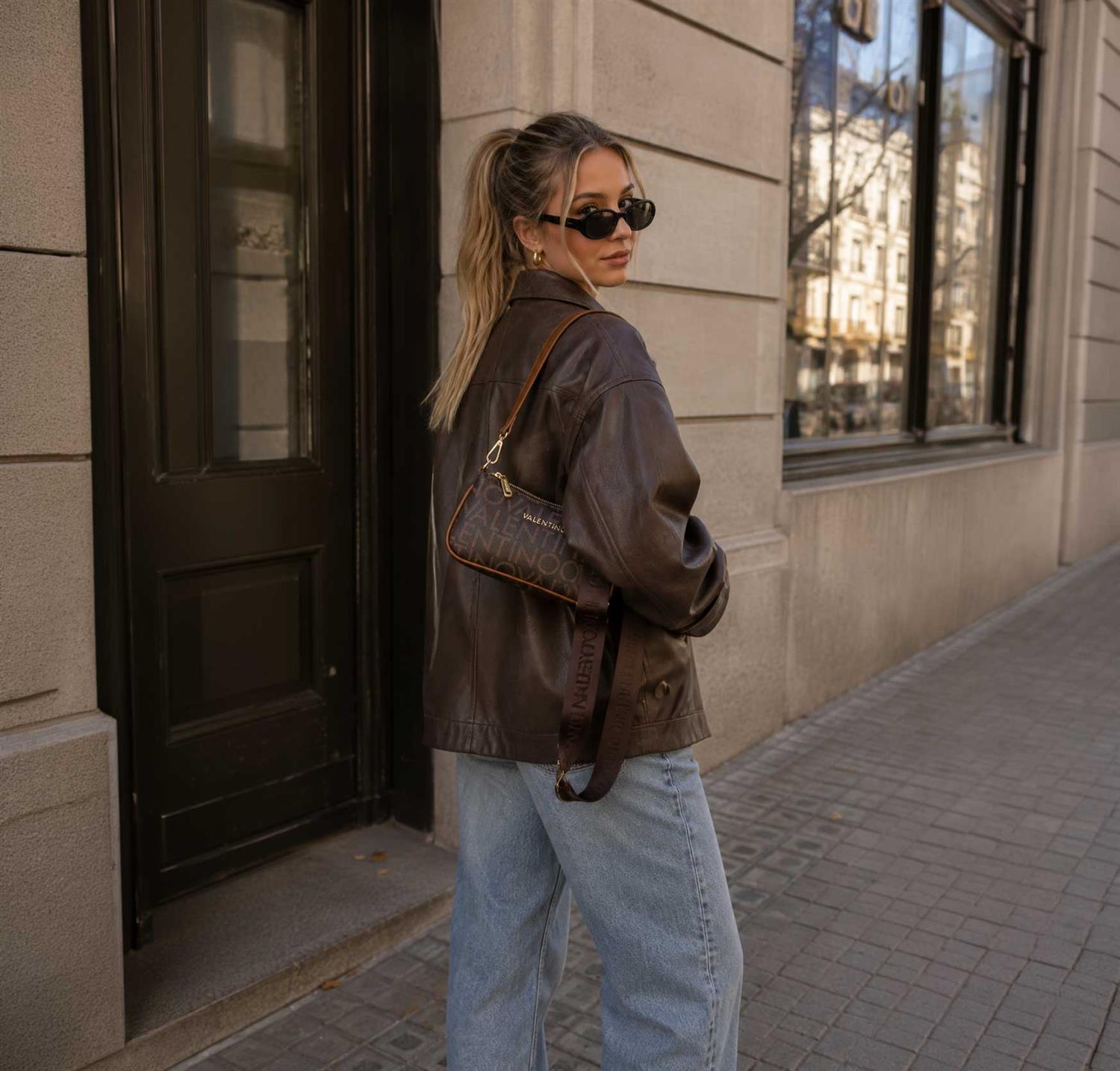 Brown lær crossbody bag med quiltet design og gulltonet hardware fra regina re shoulder bag moro/natural
