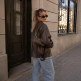 Brown lær crossbody bag med quiltet design og gulltonet hardware fra regina re shoulder bag moro/natural