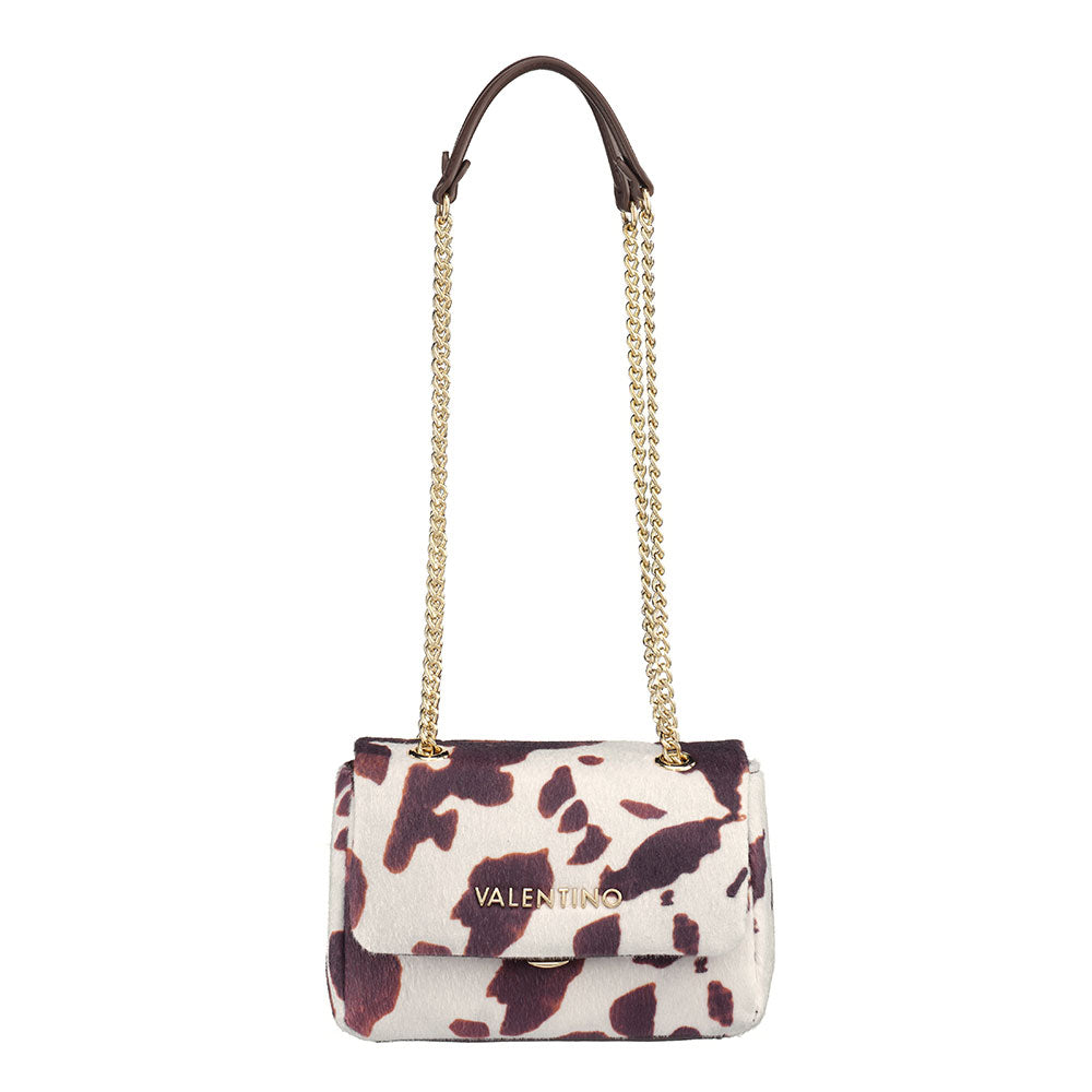 A Valentino Ocarina Winter Flap bag cow med hvit og brun kuprinteffekt i skinn med gulltone hardware og kjedestropp