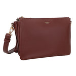 Bar cmprtmnt crossover bordeaux red er en rik burgunder teksturert lær crossbody clutch med gulldetaljer og avtakbar stropp