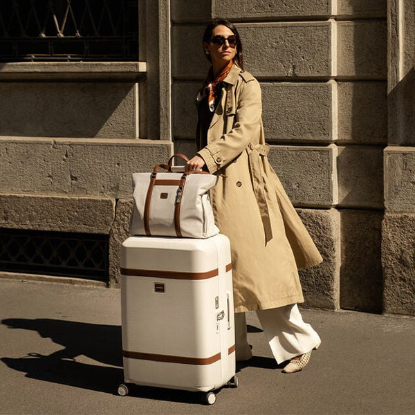 Samsonite Image Ivory beige trillekoffert en dame triller den nedover en gate
