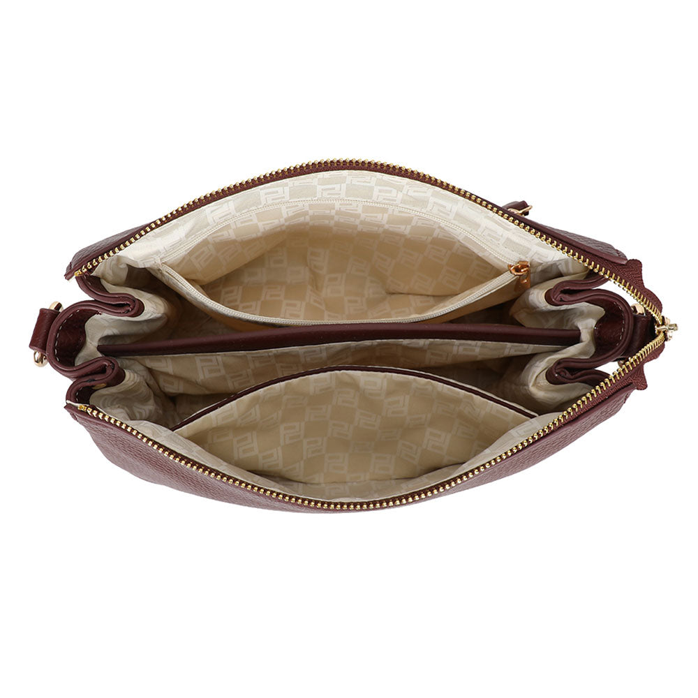 Bar CMPRTMNT crossover bordeaux red er en vinrød teksturert skinn crossbody-veske med beige logointeriør og gullglidelåser