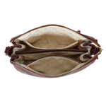 Bar CMPRTMNT crossover bordeaux red er en vinrød teksturert skinn crossbody-veske med beige logointeriør og gullglidelåser