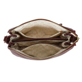 Bar CMPRTMNT crossover bordeaux red er en vinrød teksturert skinn crossbody-veske med beige logointeriør og gullglidelåser