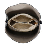 Bar bucket bag black med teksturert svart skinn og beige innside med gjentakende logomønster og gulldetaljer