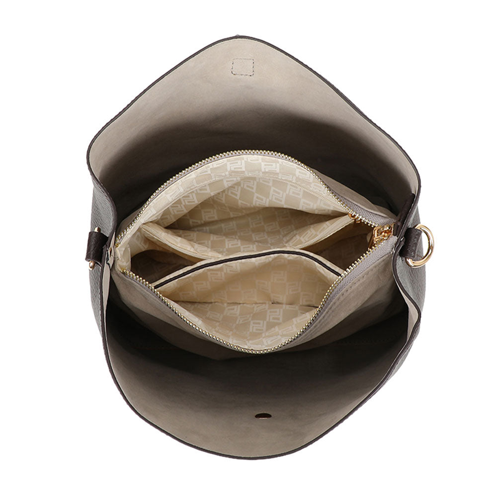 Bar bucket bag blue er en grå bøtteveske i imitert skinn med beige innside og gylne glidelåser