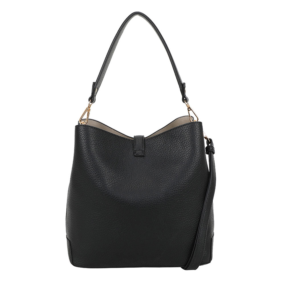 Bar bucket bag black er en svart pebbled skinn hobo veske med gulltonet maskinvare og avtakbar skulderstropp