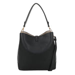 Bar bucket bag black er en svart pebbled skinn hobo veske med gulltonet maskinvare og avtakbar skulderstropp