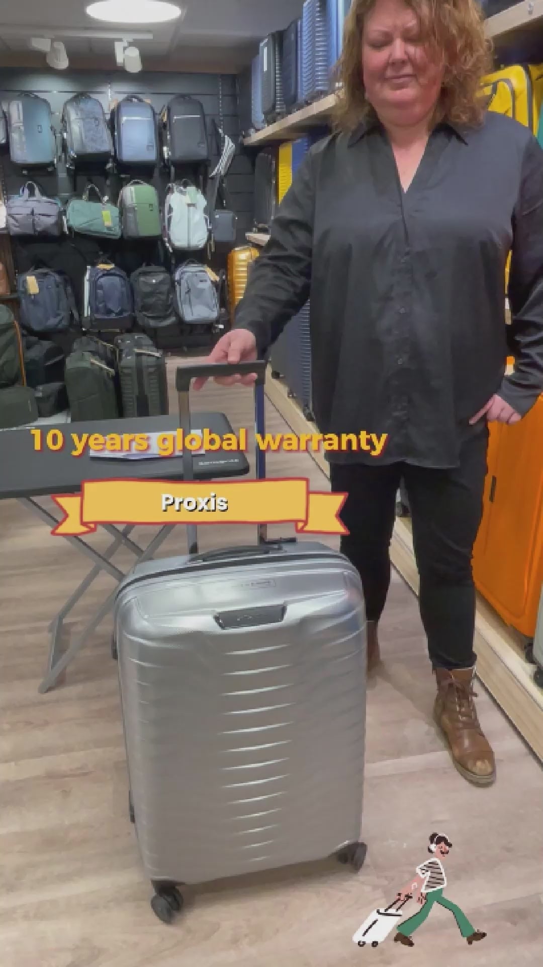 en dame som jobber i butikk og demonstrerer en Samsonite Proxis koffert. Kofferten er sølvfarget, og i bakgrunnen er det plassert flere kofferter i ulike fasonger og farger i hyller.